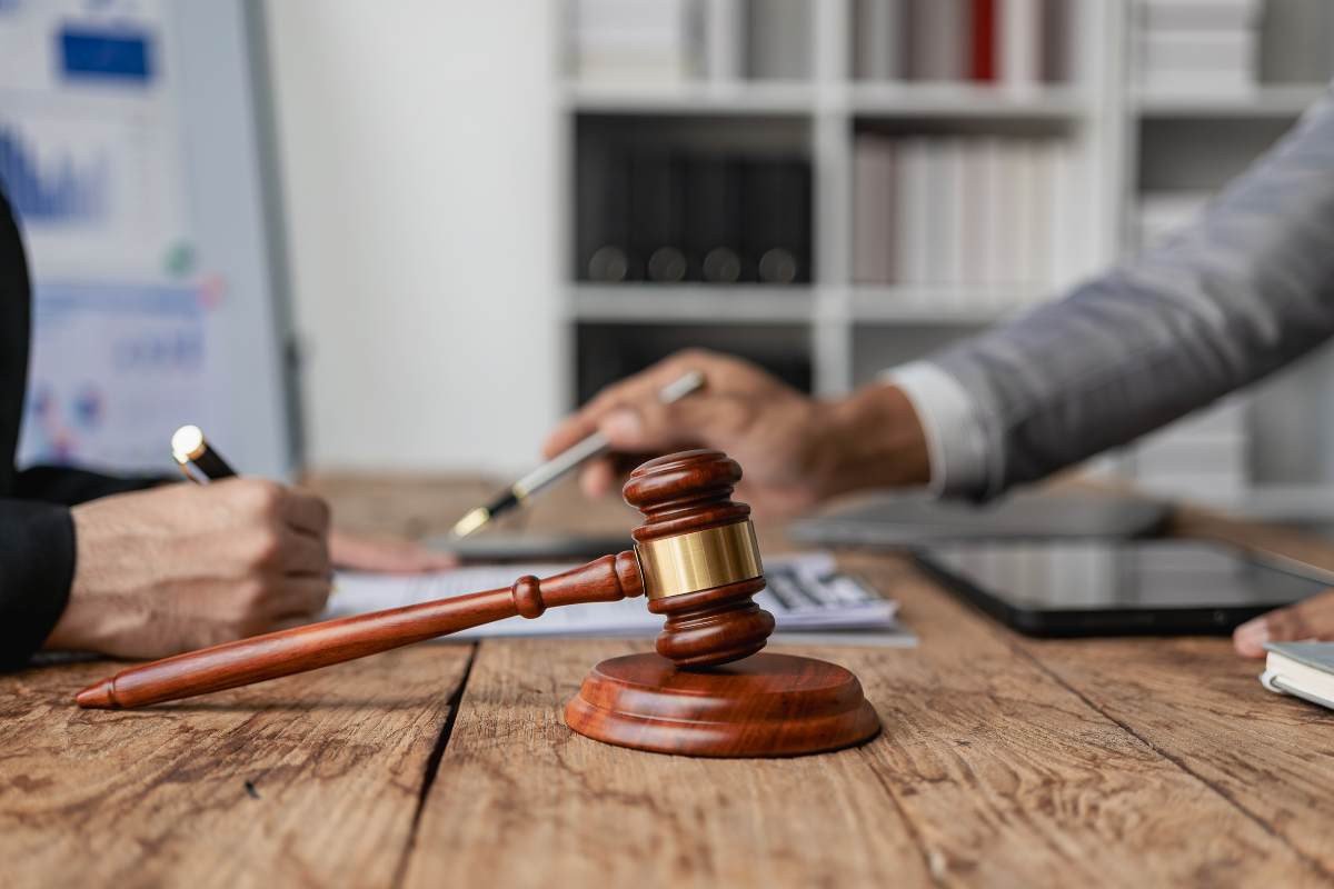 Gavel_on_table